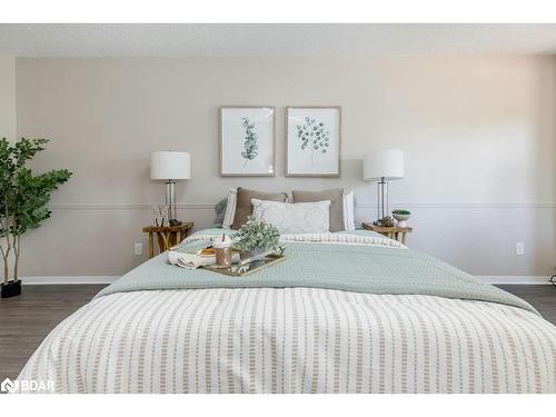 987 Garden Avenue, Innisfil, ON - Indoor Photo Showing Bedroom