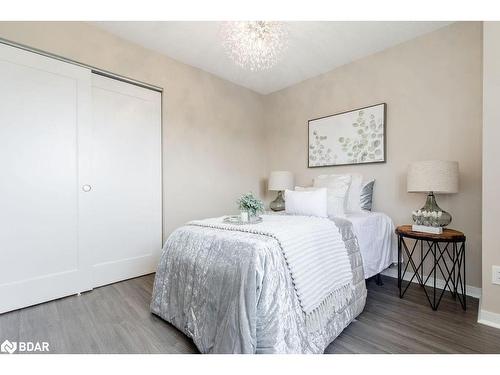 987 Garden Avenue, Innisfil, ON - Indoor Photo Showing Bedroom