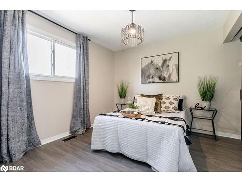 987 Garden Avenue, Innisfil, ON - Indoor Photo Showing Bedroom