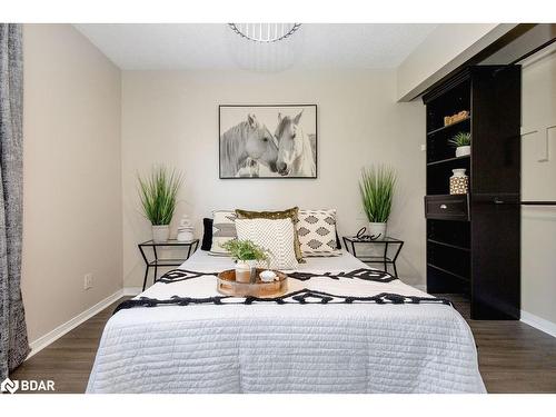 987 Garden Avenue, Innisfil, ON - Indoor Photo Showing Bedroom