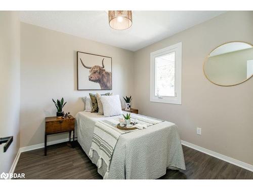 987 Garden Avenue, Innisfil, ON - Indoor Photo Showing Bedroom