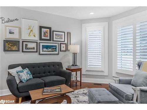 8 Dove Crescent, Barrie, ON - Indoor Photo Showing Living Room