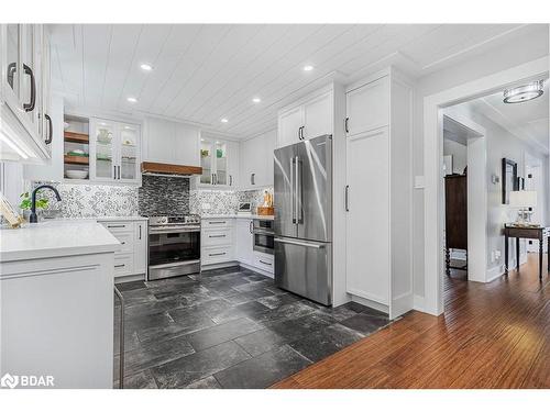 8 Dove Crescent, Barrie, ON - Indoor Photo Showing Kitchen With Upgraded Kitchen