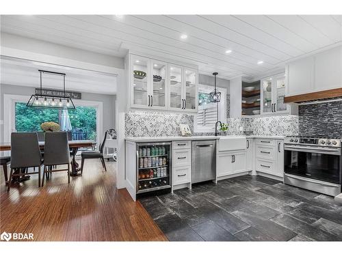 8 Dove Crescent, Barrie, ON - Indoor Photo Showing Kitchen With Upgraded Kitchen