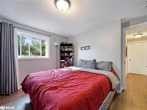 18 Ridgeway Avenue, Barrie, ON - Indoor Photo Showing Bedroom