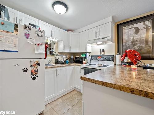 18 Ridgeway Avenue, Barrie, ON - Indoor Photo Showing Kitchen