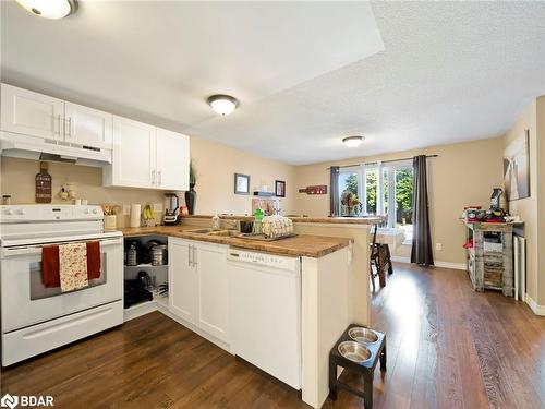 18 Ridgeway Avenue, Barrie, ON - Indoor Photo Showing Kitchen