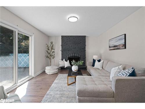 75 Marshall Street, Barrie, ON - Indoor Photo Showing Living Room