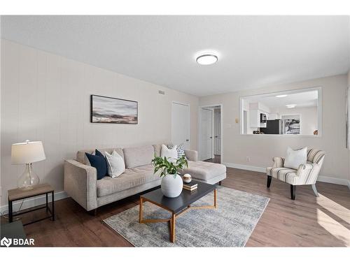 75 Marshall Street, Barrie, ON - Indoor Photo Showing Living Room