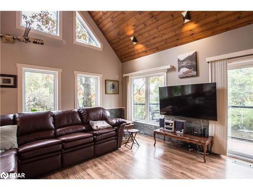 8098 Laidlaw Avenue, Washago, ON - Indoor Photo Showing Living Room