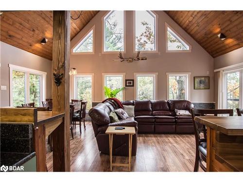 8098 Laidlaw Avenue, Washago, ON - Indoor Photo Showing Living Room