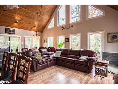 8098 Laidlaw Avenue, Washago, ON - Indoor Photo Showing Living Room