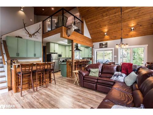 8098 Laidlaw Avenue, Washago, ON - Indoor Photo Showing Living Room