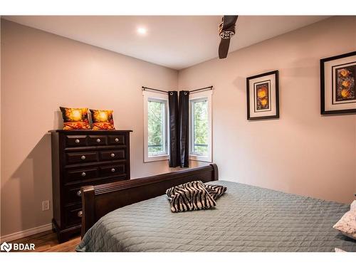 8098 Laidlaw Avenue, Washago, ON - Indoor Photo Showing Bedroom