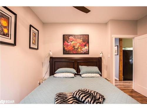 8098 Laidlaw Avenue, Washago, ON - Indoor Photo Showing Bedroom