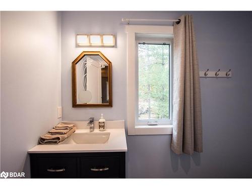 8098 Laidlaw Avenue, Washago, ON - Indoor Photo Showing Bathroom