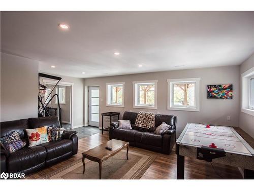 8098 Laidlaw Avenue, Washago, ON - Indoor Photo Showing Living Room