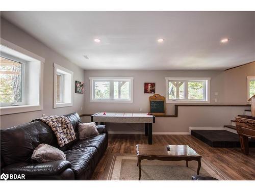 8098 Laidlaw Avenue, Washago, ON - Indoor Photo Showing Living Room