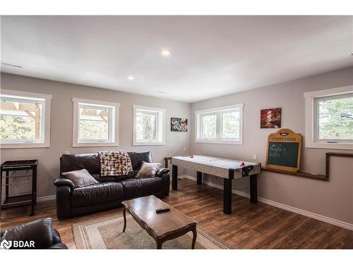 8098 Laidlaw Avenue, Washago, ON - Indoor Photo Showing Living Room