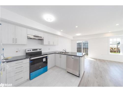 3-31 Pumpkin Corner Crescent, Barrie, ON - Indoor Photo Showing Kitchen With Double Sink