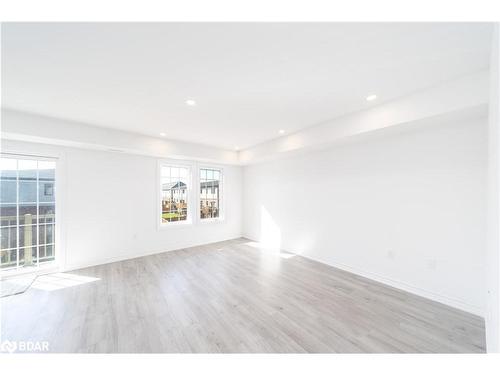 3-31 Pumpkin Corner Crescent, Barrie, ON - Indoor Photo Showing Living Room