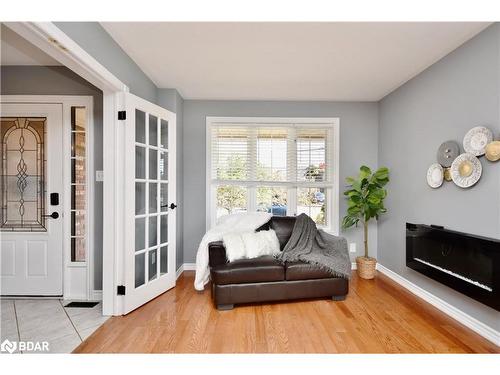 289 Pringle Drive, Barrie, ON - Indoor Photo Showing Living Room