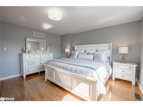 19 Serena Lane, Barrie, ON - Indoor Photo Showing Bedroom