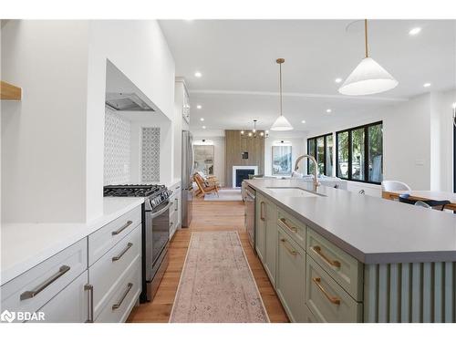 46 Tyndale Road, Barrie, ON - Indoor Photo Showing Kitchen With Upgraded Kitchen