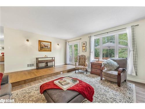 5 Kenwell Court, Wasaga Beach, ON - Indoor Photo Showing Living Room