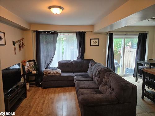 7-204 Alva Street, Barrie, ON - Indoor Photo Showing Living Room