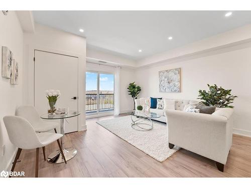 506-4 Spice Way, Barrie, ON - Indoor Photo Showing Living Room