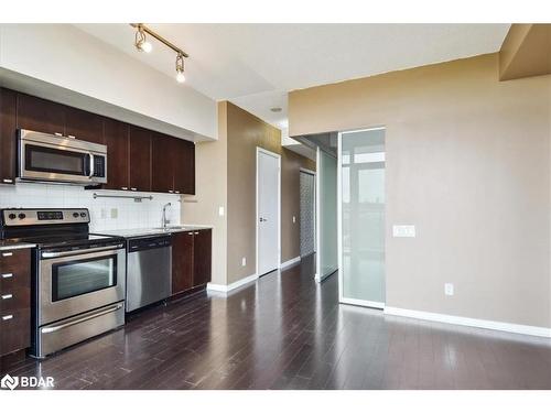 905-105 The Queensway, Toronto, ON - Indoor Photo Showing Kitchen