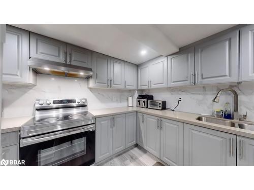 10 Fruitvale Circle, Brampton, ON - Indoor Photo Showing Kitchen