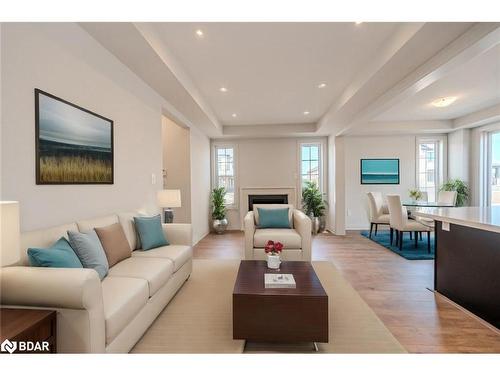 184 Durham Avenue, Barrie, ON - Indoor Photo Showing Living Room