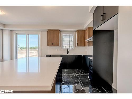 184 Durham Avenue, Barrie, ON - Indoor Photo Showing Kitchen