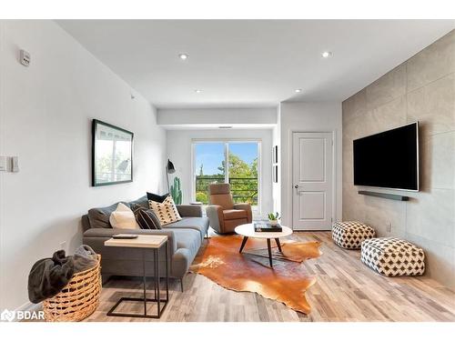 616-302 Essa Road Road, Barrie, ON - Indoor Photo Showing Living Room