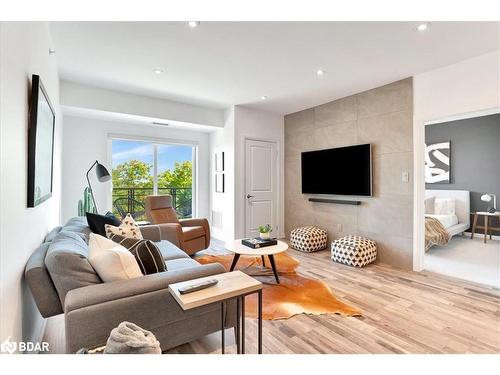 616-302 Essa Road Road, Barrie, ON - Indoor Photo Showing Living Room