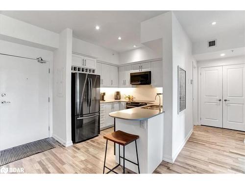 616-302 Essa Road Road, Barrie, ON - Indoor Photo Showing Kitchen With Upgraded Kitchen