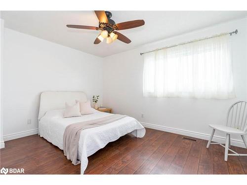 1251 Coleman Court, Innisfil, ON - Indoor Photo Showing Bedroom