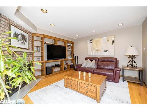 12 Lincoln Place, Unionville, ON - Indoor Photo Showing Living Room