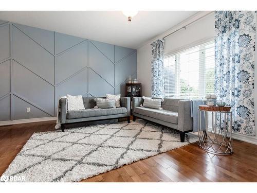 31 Vanderpost Crescent, Essa, ON - Indoor Photo Showing Living Room