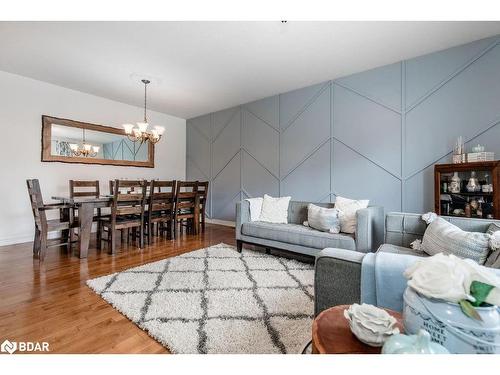 31 Vanderpost Crescent, Essa, ON - Indoor Photo Showing Living Room