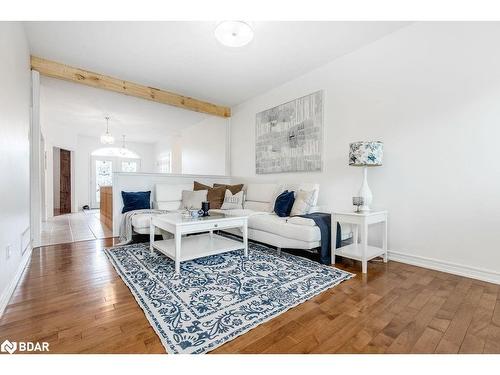 31 Vanderpost Crescent, Essa, ON - Indoor Photo Showing Living Room