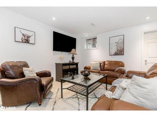 31 Vanderpost Crescent, Essa, ON - Indoor Photo Showing Living Room