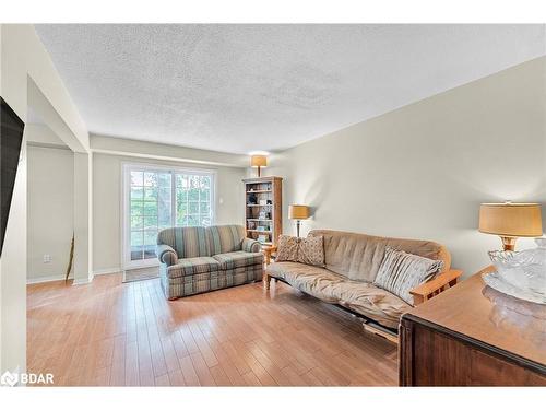 114 Garden Drive, Barrie, ON - Indoor Photo Showing Living Room