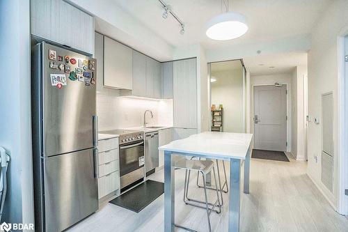 1018-10 Gibbs Road, Toronto, ON - Indoor Photo Showing Kitchen With Upgraded Kitchen