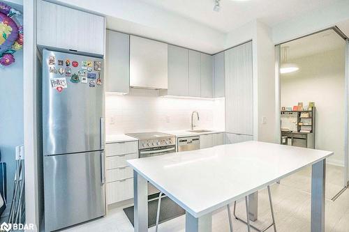 1018-10 Gibbs Road, Toronto, ON - Indoor Photo Showing Kitchen With Upgraded Kitchen