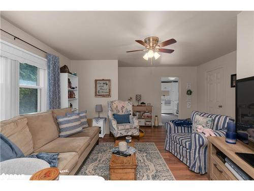 369 Mississaga Street W, Orillia, ON - Indoor Photo Showing Living Room