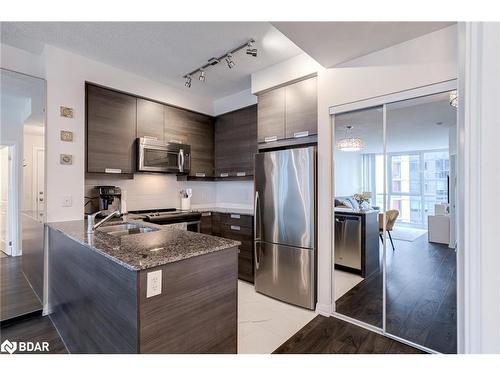 1710-75 Eglinton Avenue W, Mississauga, ON - Indoor Photo Showing Kitchen With Upgraded Kitchen