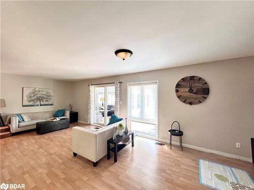 24 Broadview Street, Collingwood, ON - Indoor Photo Showing Living Room